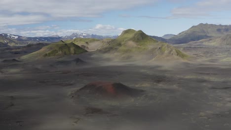 Luftpanorama-Mit-Wunderschönem-Isländischen-Hochland-Mit-Vulkanen-Und-Schneebedeckten-Bergen-Im-Hintergrund