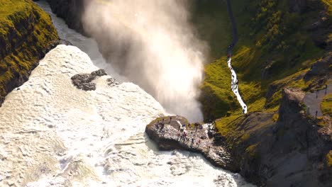 Einspielung-Von-Touristen,-Die-Vom-Wanderweg-Aus-Auf-Die-Berühmten-Gullfoss-Wasserfälle-Blicken