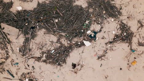 Herauszoomen-Von-Einem-Verschmutzten-Strand