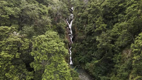 Wunderschöner-Wasserfall,-Der-Ins-Ackerland-Fließt