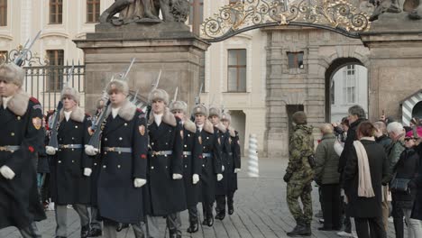 Procesión-Formal-En-El-Castillo-De-Praga-Con-Militares-Y-Turistas