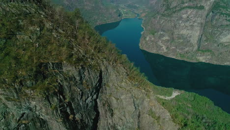 Montaña-Forestal-Y-Agua-De-Lago-En-Noruega,-Vista-Panorámica-Aérea