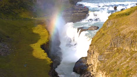 Drohnenaufnahme-Eines-Beeindruckenden-Großen-Wasserfalls-Im-Süden-Islands-Mit-Den-Großen-Grünen-Ebenen-Im-Hintergrund