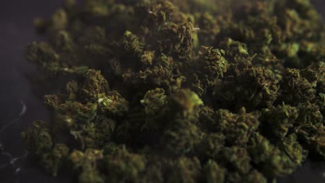 Cannabis-Cbd-Y-Cogollos-De-Marihuana-Grabados-De-Cerca-Mientras-El-Humo-Pasa