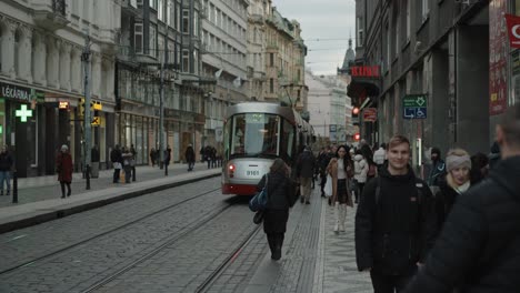 Prager-Straßenszene:-Menschen-Eilen,-Um-Eine-Straßenbahn-Zu-Erreichen,-Kalter-Abendtag