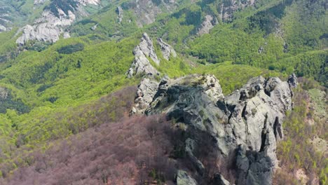 Luftaufnahme-Des-Rhodopengebirges-In-Der-Nähe-Des-Karadschow-Steins