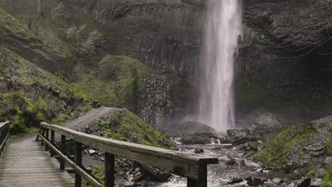 Puente-En-Lower-Latrell-Falls-En-El-Desfiladero-Del-Río-Columbia-En-Oregon