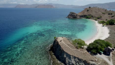 Antena-De-Komodo-De-La-Playa-Y-El-Arrecife-En-Un-Día-Caluroso-Y-Soleado.