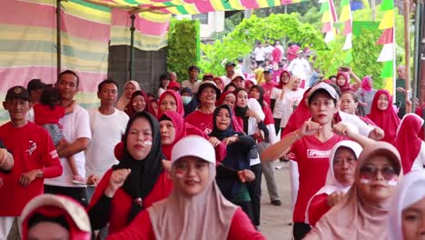 Indonesien---27.-August-2023:-Menschen-Feiern-Den-Unabhängigkeitstag-Indonesiens,-Indem-Sie-Gemeinsam-Turnen