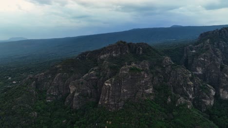 Luftaufnahme-Mit-Blick-Auf-Den-Berg-Tepozteco-Im-Wolkigen-Tepoztlan,-Morelos,-Mexiko