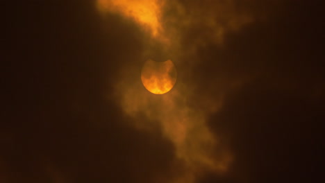 Penumbra-Inicial-De-Un-Eclipse-Solar-Anular-Detrás-De-Las-Nubes,-14-De-Octubre-De-2023.