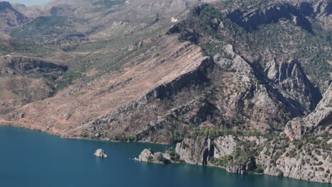Ruhiger-Stausee-Mit-Felsigem-Taurusgebirge-In-Der-Nähe-Des-Oymapinar-Staudamms-In-Der-Provinz-Antalya,-Türkei