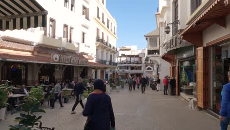 Lebhafte-Straßenszene-In-Der-Medina-Von-Tanger,-Die-Die-Essenz-Des-Täglichen-Lebens-Einfängt