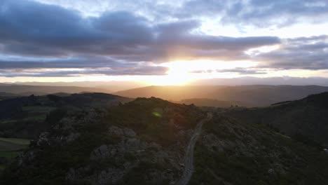 Blick-über-Die-Bergstraße-Bei-Sonnenaufgang-In-Einer-Idyllischen,-Einsamen-Und-Friedlichen-Naturszene-In-Spanien
