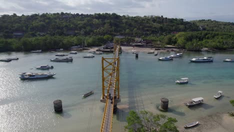Nusa-Lembongan-Antena-Del-Puente-Y-El-Arrecife-En-Un-Día-Caluroso-Y-Soleado