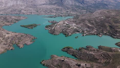 Panorama-Aéreo-Del-Lago-Verde-En-Las-Montañas-Tauro,-Oymapinar,-Provincia-De-Antalya,-Turquía