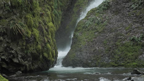 Felsbrocken-Am-Fuße-Eines-Wasserfalls