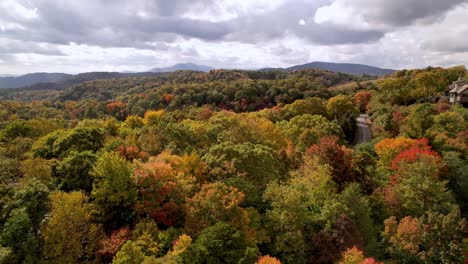 Luftaufnahme-Im-Herbst-Mit-Großvaterberg-Im-Hintergrund-Mit-Herbstblättern-In-Der-Nähe-Von-Boone,-North-Carolina