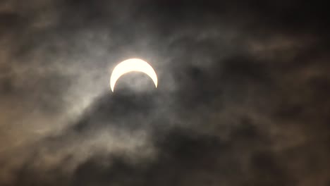 Eclipse-Anular-2023-En-Idaho-Con-Timelapse-De-Nubes