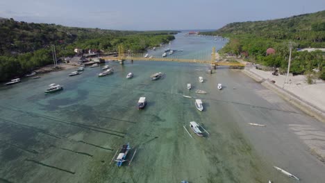 Nusa-Lembongan-Antena-Del-Puente-Y-El-Arrecife-En-Un-Día-Caluroso-Y-Soleado