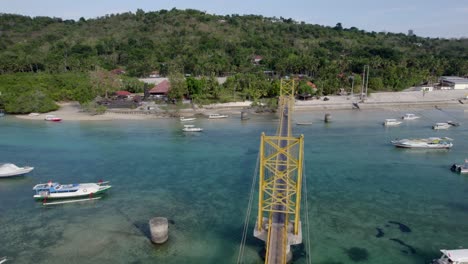 Nusa-Lembongan-Luftaufnahme-Der-Brücke-Und-Des-Riffs-An-Einem-Heißen,-Sonnigen-Tag