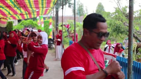 Indonesien---27.-August-2023:-Fröhliche-Menschen-Feiern-Den-Unabhängigkeitstag-Indonesiens,-Indem-Sie-Gemeinsam-Turnen