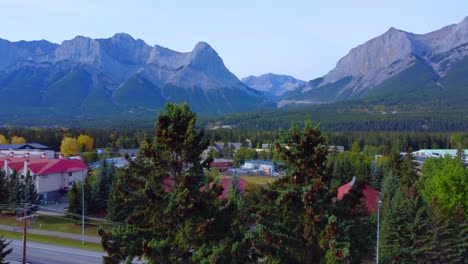 Spektakuläre-Aussicht-Auf-Die-Kanadischen-Rocky-Mountains-Von-Der-Stadt-Canmore,-Kanada
