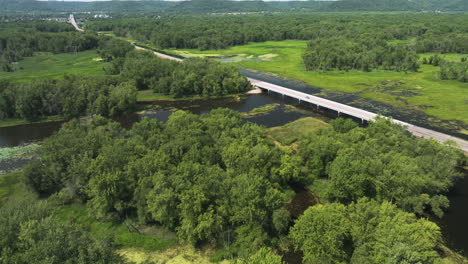Moderne-Autobahn,-Die-In-Harmonie-Mit-Der-Natur-Des-Mississippi-River-Gestaltet-Ist
