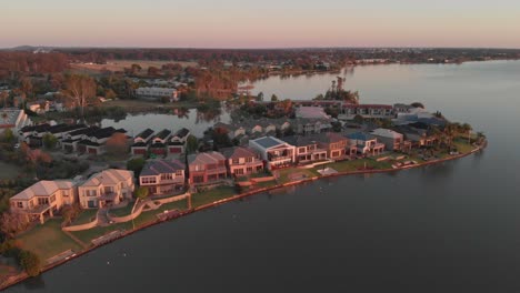Mulwala,-New-South-Wales-Australia---September-17-2019:-Early-morning-reveal-of-resort-houses-on-the-shore-of-Lake-Mulwala-in-NSW-Australia