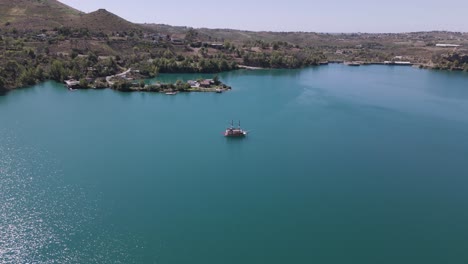 Vista-Of-Alanya-Pirate-Boat-Across-Green-Lake-In-Oymapinar-Dam-Area,-Antalya,-Turkey