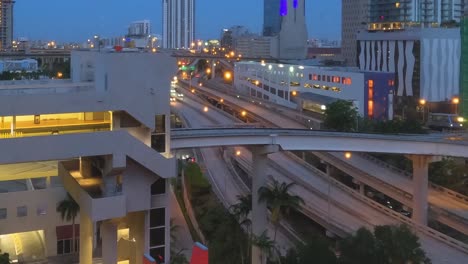 Bei-Sonnenaufgang-Fließt-Der-Verkehr-Nach-Miami,-Und-Menschentransporter-überqueren-Die-Autobahn