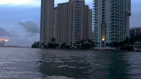 Der-Miami-River-Fließt-Durch-Die-Innenstadt-Mit-Wohn--Und-Bürogebäuden