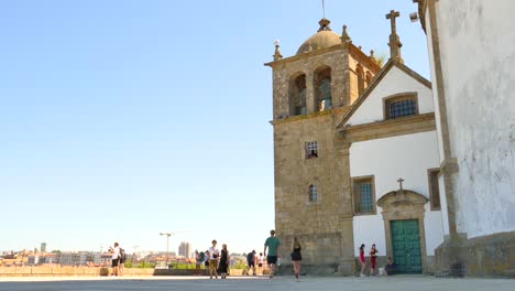 Turistas-Que-Visitan-El-Monasterio-De-Serra-Do-Pilar-Nova-Gaia-En-Portugal