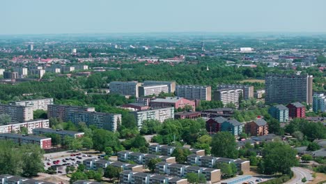 Kontrast-Zwischen-Mittelschicht-Und-Unterschicht,-Wohngebiet-Malmö,-Seitliche-Luftaufnahme