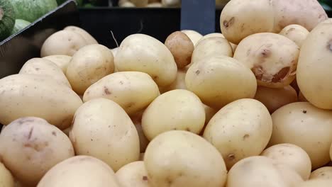 Close-up-of-fresh-potatoes-on-a-shelf-in-a-supermarket