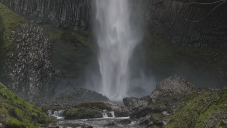 Felsen-Am-Fuße-Eines-Wasserfalls-Im-Pazifischen-Nordwesten
