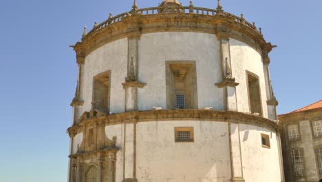 Touristen-Besuchen-An-Einem-Sonnigen-Tag-Das-Kloster-Serra-Do-Pilar-In-Nova-Gaia,-Portugal.