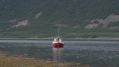 Blick-Auf-Ein-Segelboot-Auf-Dem-Ruhigen-Wasser-In-Medby,-Senja,-Norwegen-–-Weitwinkelaufnahme