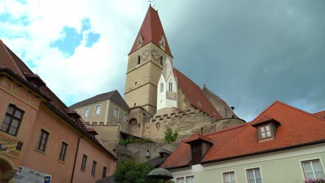 Wolken-Ziehen-An-Der-Alten-Kirche-Von-Weißkirchen-In-Der-Wachau-In-Österreich-Vorbei
