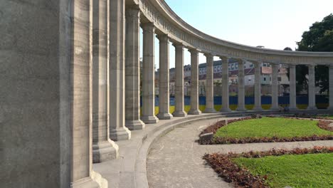 Monumento-A-Los-Caídos-En-La-Guerra-Soviética-En-Viena-Columnata-Semicircular-De-Mármol-Blanco-Que-Encierra-Parcialmente-Una-Figura-De-Doce-Metros-De-Un-Soldado-Soviético