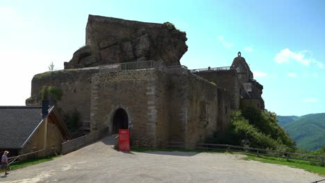 Fachada-Y-Entrada-Principal-De-Las-Ruinas-Del-Castillo-De-Piedra-De-Aggstein-Del-Siglo-XII.
