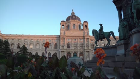 Estatua-Y-Jardín-Del-Museo-Kunsthistorisches-De-Viena-En-Una-Tarde-De-Luz-Cálida