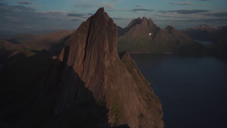Vista-Panorámica-Observada-Desde-La-Cresta-Que-Conecta-Segla-Y-Hesten-En-Senja,-Noruega---Toma-Estática