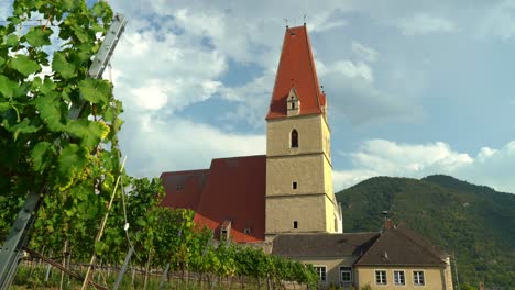 Church-of-old-town-of-Weisskirchen,-in-the-Wachau-region-of-Austria