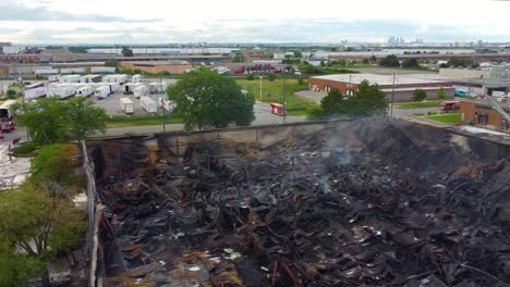 Rauch-Aus-Verbrannten-Trümmern-Eines-Industriegebäudes-Nach-Einem-Brand-In-Toronto,-Kanada