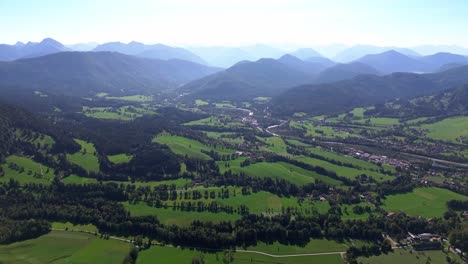 Luftflug-über-Grünen-Wald-An-Einem-Berghang,-4k