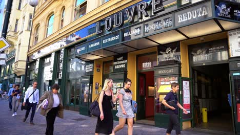 Café-Louvre-Antiguo-Café-Y-Monumento-De-Más-De-100-Años-En-Praga,-Zona-Frontal-Con-Peatones-Pasando