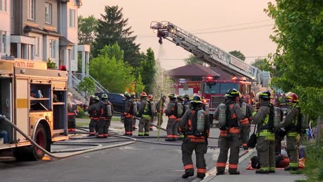 Feuerwehrmänner-Und-Feuerwehrauto-Auf-Der-Straße-Nach-Der-Bekämpfung-Eines-Hausbrandes-In-Toronto,-Kanada