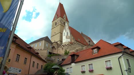 Kirche-Von-Weißkirchen-In-Der-Steiermark-Mit-Familie,-Die-In-Der-Nähe-Des-Kircheneingangs-Sitzt