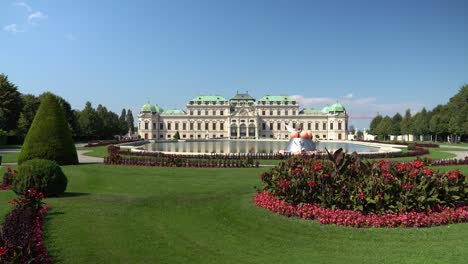 Oberes-Belvedere-Palast-Mit-Gartenblumen-An-Einem-Sonnigen-Tag